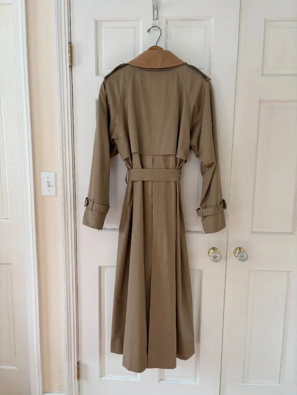 Burberry's Trench Coat with  Zip-out lining and button-on wool collar - Picture 3 of 5